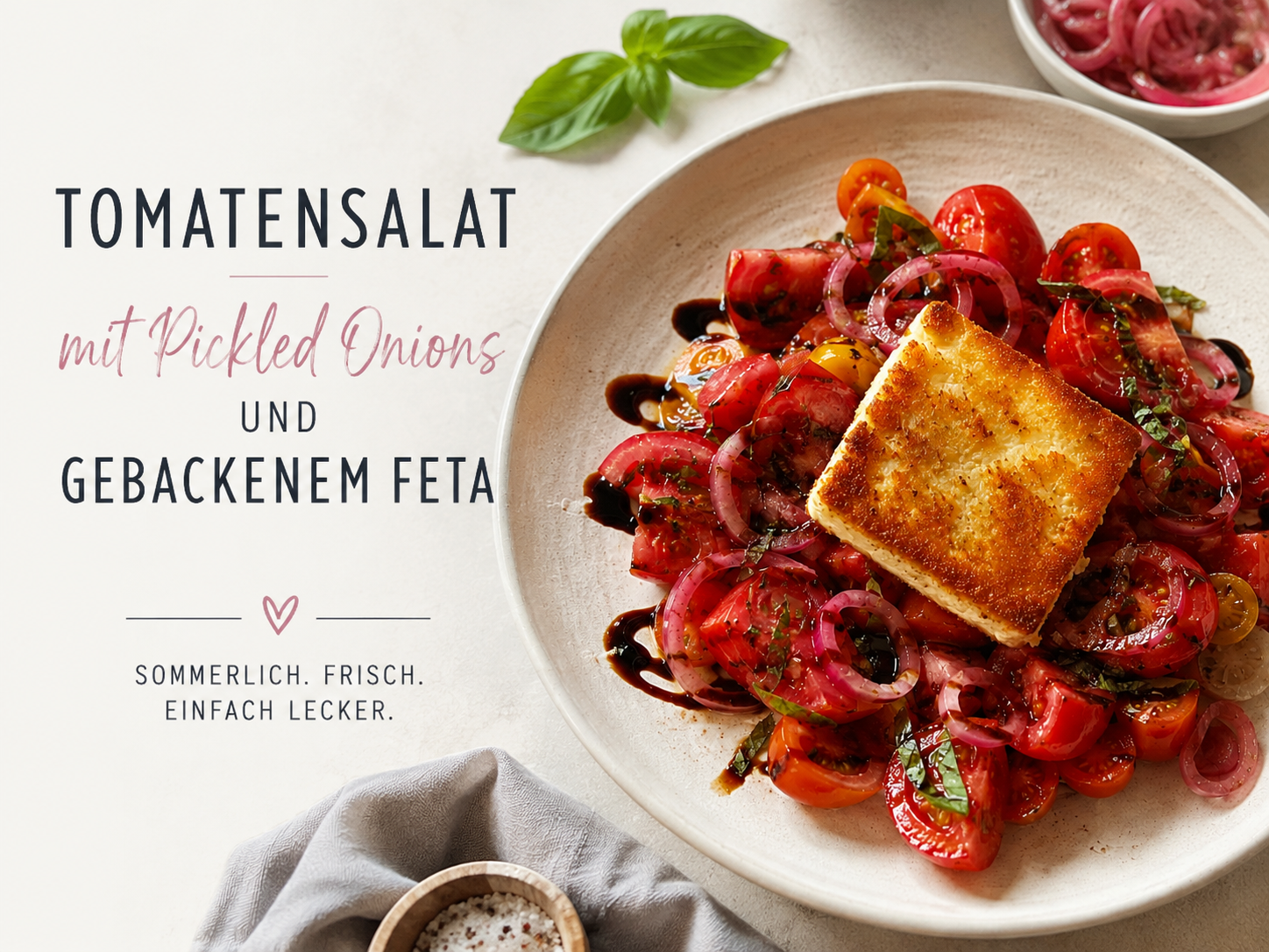 Tomatensalat mit gebackenem Feta und Pickled Onions – einfaches Sommersalat Rezept